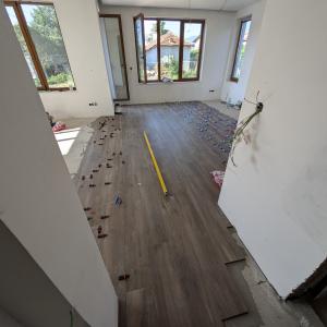 Лепене на плочки в дневна и коридор