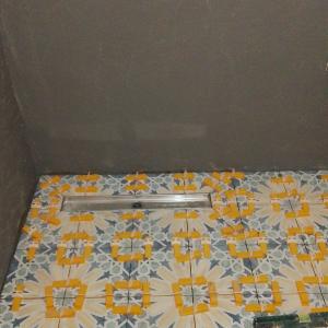 Линеен сифон и плочки на под