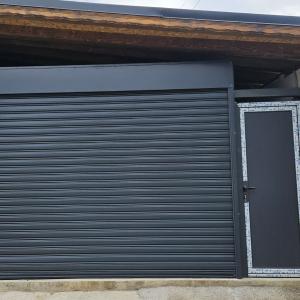 Ролетна врата с плътни стоманени ламели