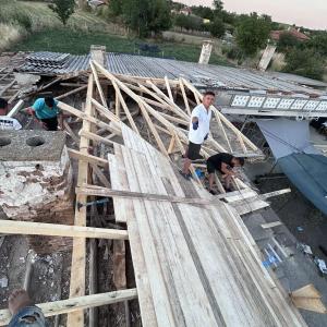 С екипа ми изграждаме нова конструкция по тази къща