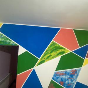 Оцветена стена за детска стая!