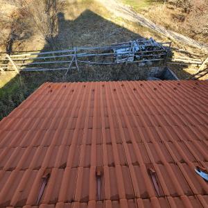 Смяна на счупени керемиди отстранен теч