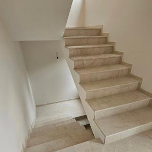 между етажите