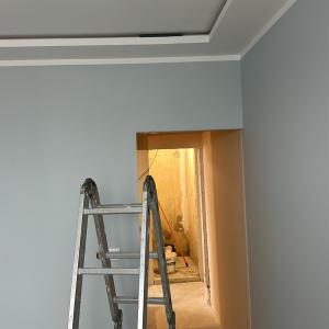 Монтаж на картон със скрито осветление. Шпакловка на стени и тавани, полагане на латекс.