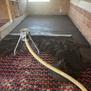 Положено подово отопление и полагане на машинна замазка 120 м2, измерено в рамките на деня.