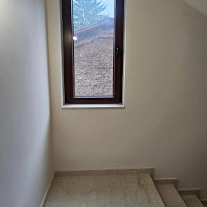 междинна площадка с прозорец