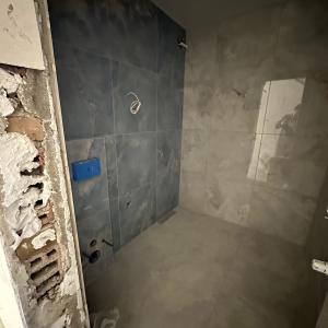 Последен ред плочки в баня