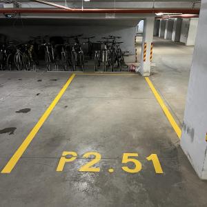 Паркомясто - след