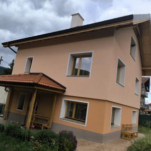 Покрива е готов, топлоизолацията по фасадите също