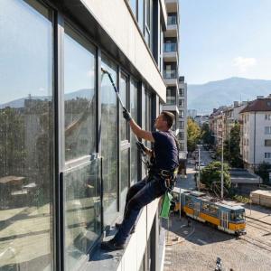 Професионално почистване на стъкла