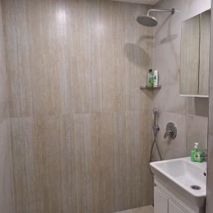 Завършена баня – плочки 120×60 и линеен сифон