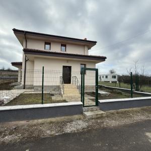 Измазване на ограда и полагане на шапки