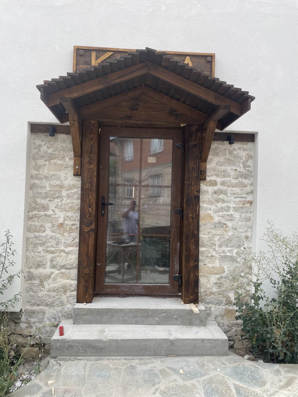 Козирка и входна врата