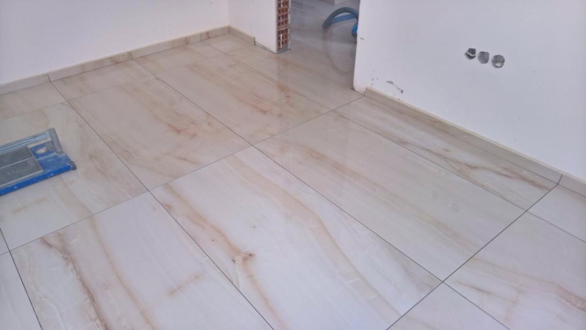 Полагане на плочки в  стая за гости