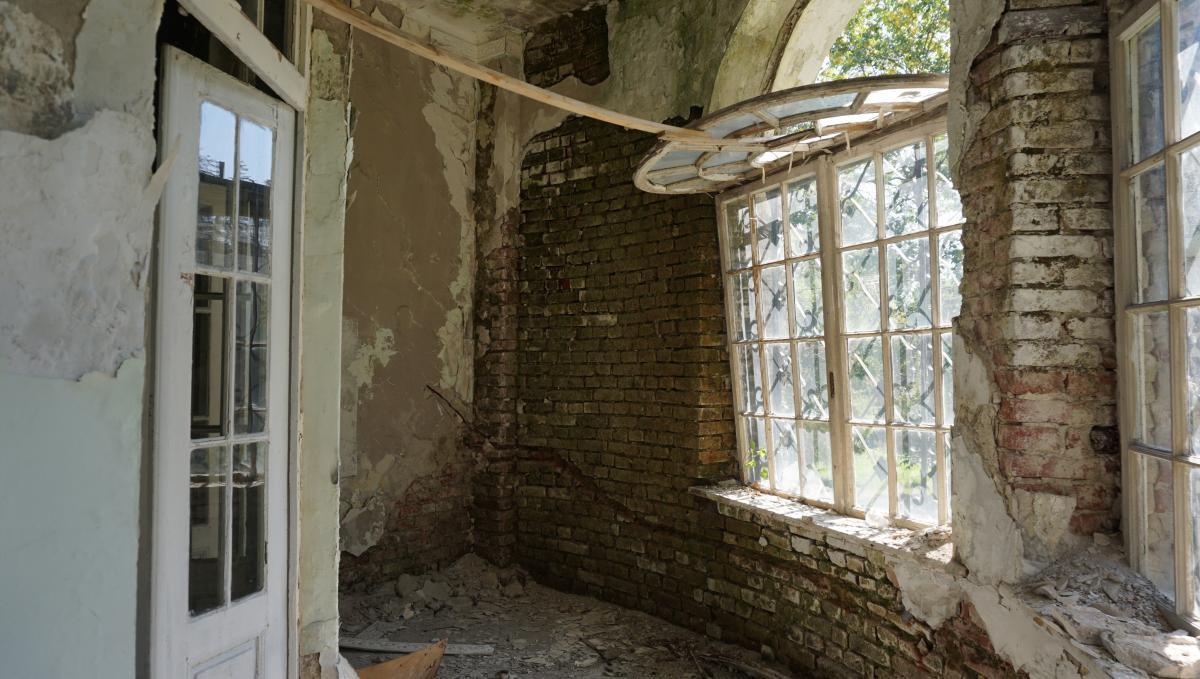 Виждащия се прозорец да бъде закрепен към стената