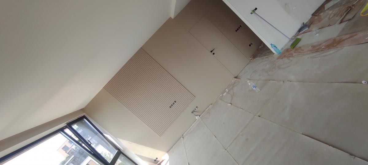 Ламперия тапетна врата боя