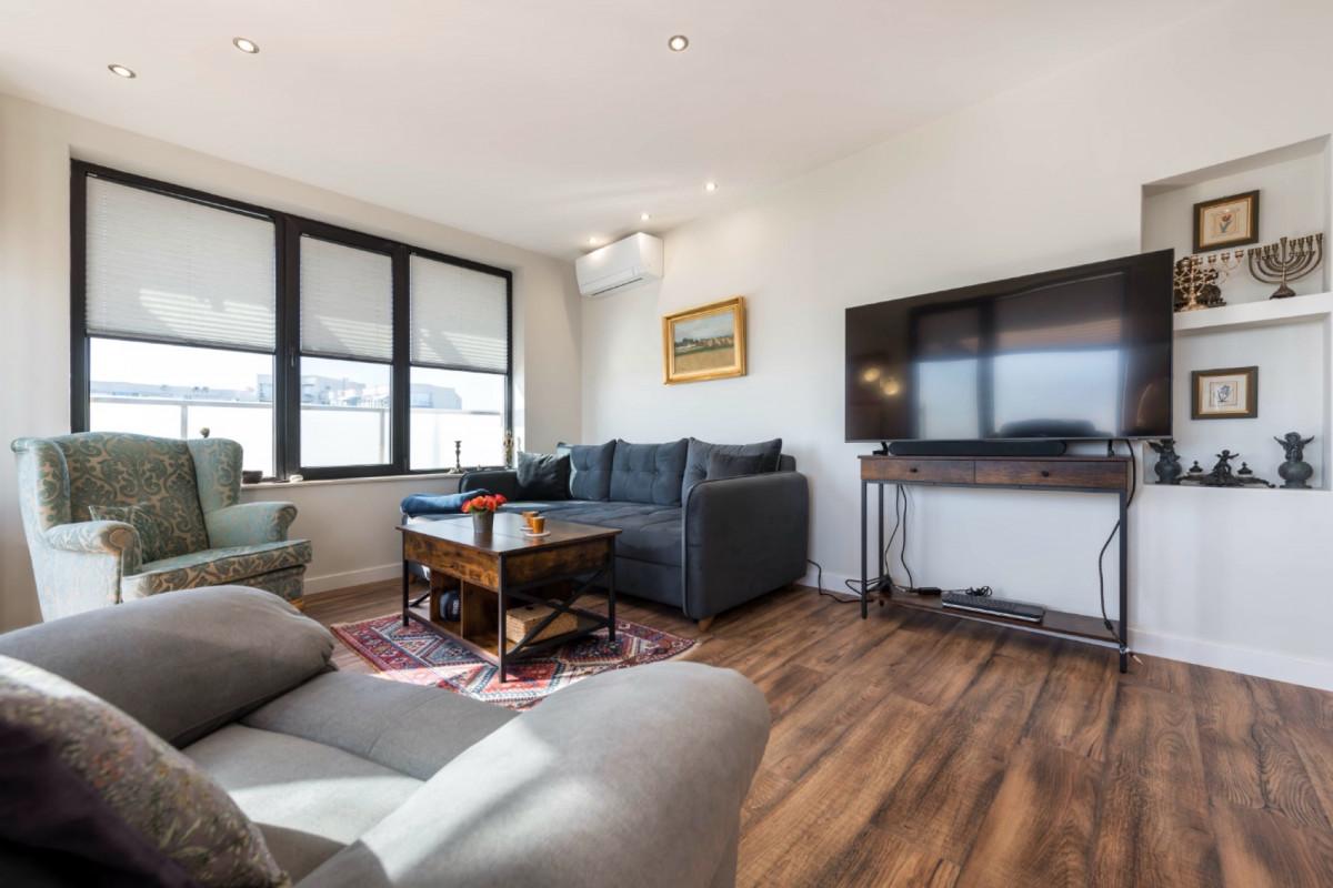 02-after-living-room.CW1yhDU0
