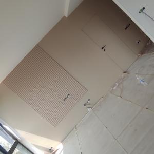 Ламперия тапетна врата боя